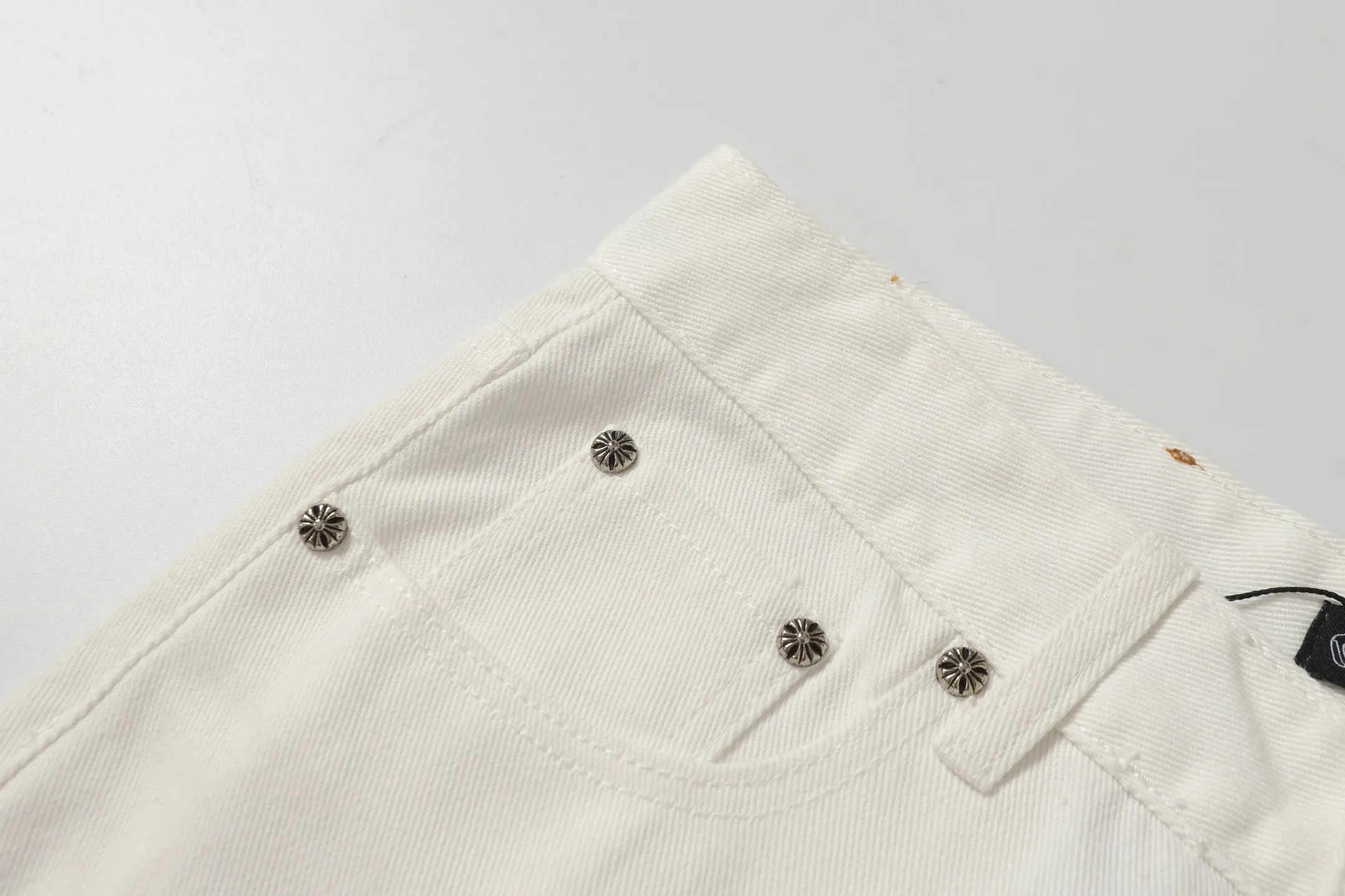 P256 Actual photo [High quality] Code: LH911 Color: Picture color Size: S to XXXL - Chrome Hearts/Chrome Hearts classic white cow series colored leather cross washed color cloth unisex denim trousers - Vibe style straight stacked god-level version - carbon fine bias denim color cloth - old vintage complete set of hardware - Chrome Hearts white cow series high version uses high ounce custom fabrics, enzyme washing and soft color fixation It is soft and thick to wear. The details are all made by hand-polished craftsmanship. All-over jacquard fabrics. Unique design style. Multiple processes to create a full retro feel. Niche unique non-colliding shirts. Customized distressed spray-painted buttons. Craftsmanship in every detail. Size Pants length Waist Hips Unit cm S 98 68 100 M 99 72 104 L 100 76 108 XL 101 80 112 XXL 102 84 116 XXL 103 88 120